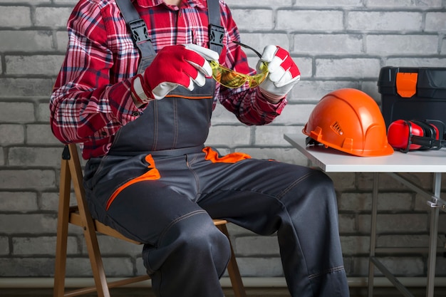 Trabajador con gafas de seguridad. Constructor con equipo de seguridad.