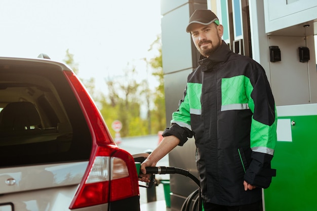 Trabajador de la gasolinera mirando a la cámara