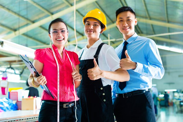 Trabajador, gerente y diseñador en una fábrica china.