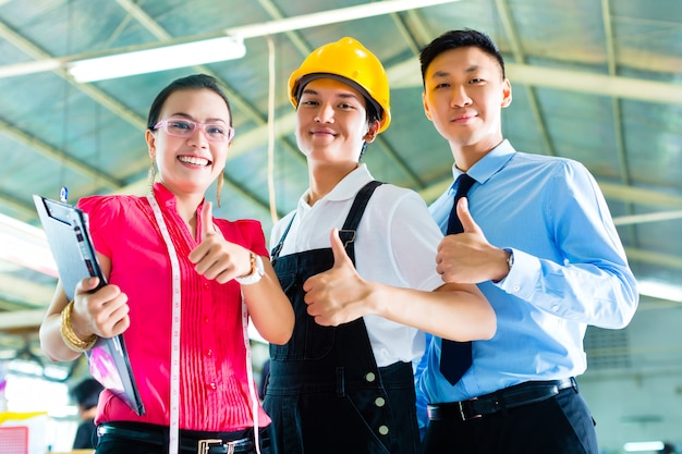 Trabajador, gerente y diseñador en una fábrica china.