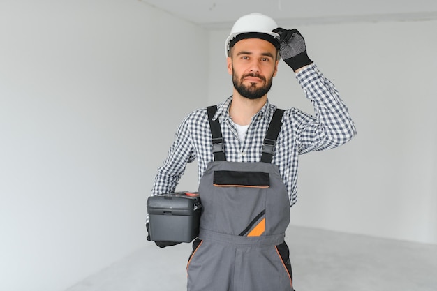 Un trabajador guapo en una habitación vacía.