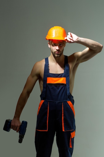 Trabajador guapo con taladro