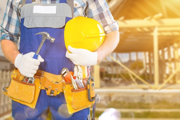 Trabajador con herramienta y casco.