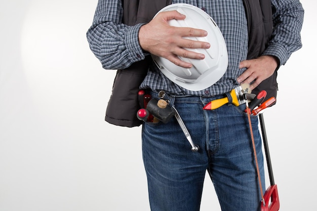 Trabajador con herramientas de construcción. Para la renovación de la casa, aislada