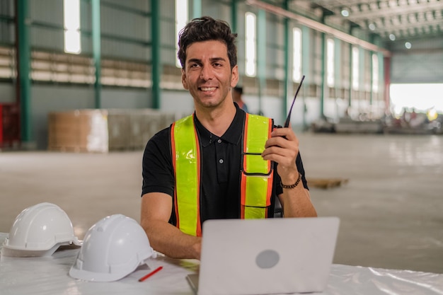 Trabajador de hombre de cara feliz en fábrica Fondo de fábrica de sonrisa de ingeniero