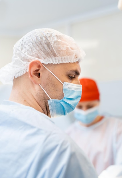 Trabajador de hospital adulto en uniforme blanco Retrato de guapo médico profesional