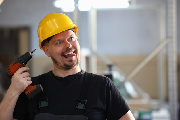 Trabajador idiota con retrato de taladro eléctrico