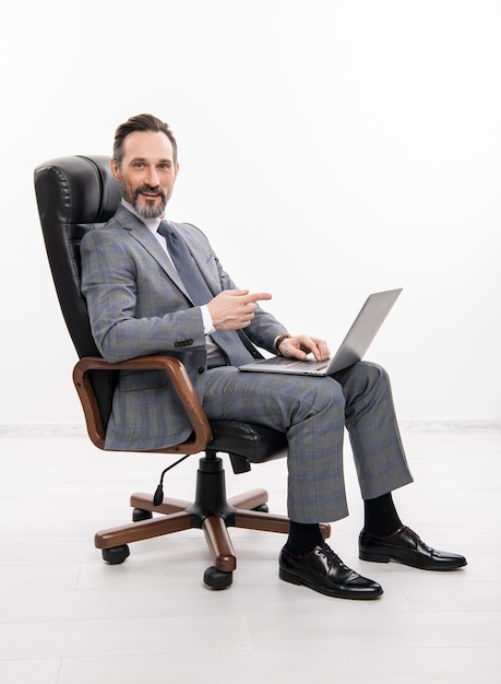 Trabajador independiente a distancia Empresario independiente descanso en traje de oficina Éxito de negocios Empresario comunicación en la computadora Trabajador independiente en línea Blogger independiente señala el dedo en la computadora