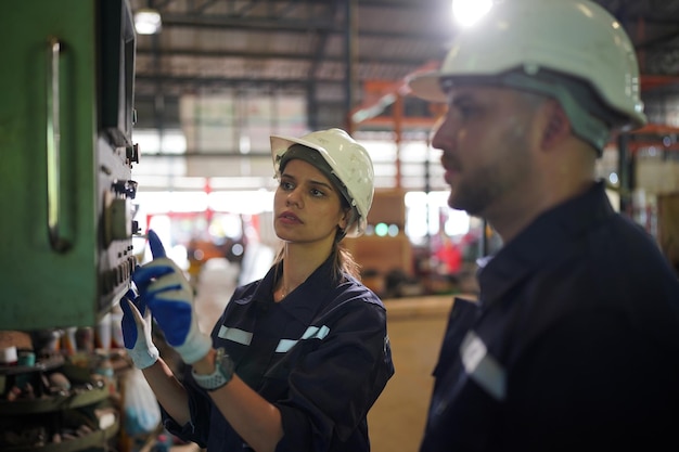 Foto trabajador en la industria del metal