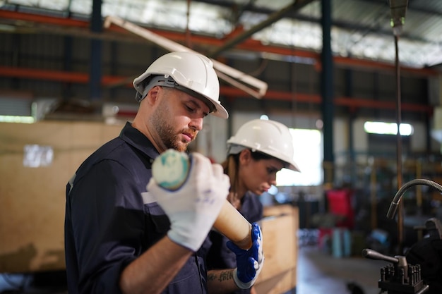 Foto trabajador en la industria del metal