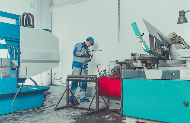 Foto trabajador de la industria metalmecánica