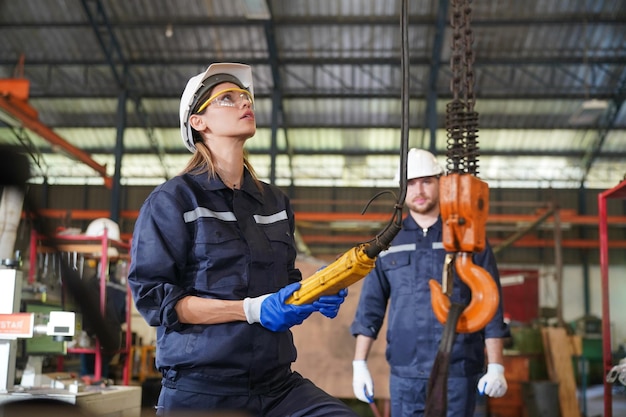 Trabajador de la industria metalúrgica en la fábrica Industria empresarial y antecedentes del torno