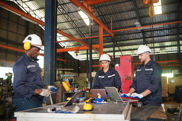 Trabajador de la industria metalúrgica en la fábrica Industria empresarial y antecedentes del torno