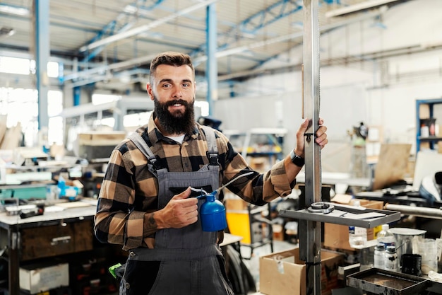 Un trabajador de la industria revisando la construcción de autobuses en la fábrica de producción de vehículos