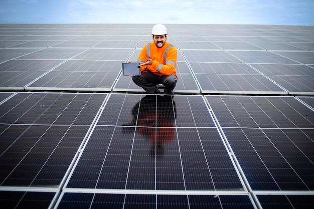 Trabajador industrial de energía solar que realiza el control de calidad de los paneles fotovoltaicos instalados en la fábrica