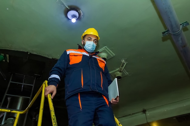 Trabajador industrial en la fábrica secreta Trabajador en el trabajo Trabajador en el espacio de trabajo