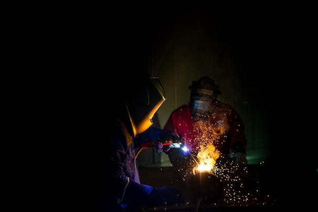 Trabajador industrial en la fábrica de soldadura de cerca