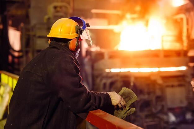 Trabajador industrial en la fábrica de soldadura closeup