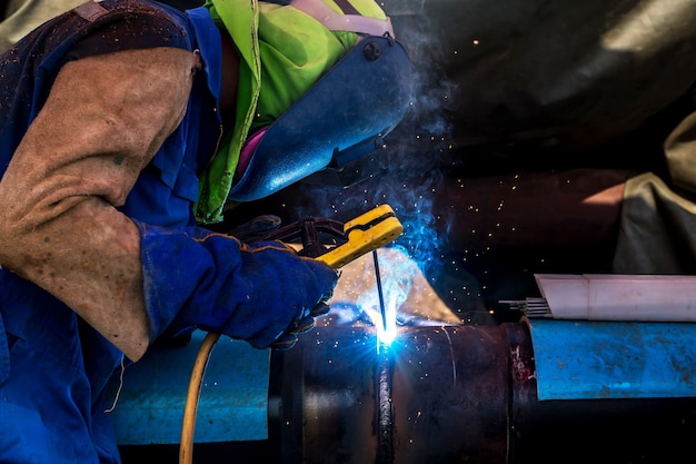 Trabajador industrial en la fábrica de soldadura closeup