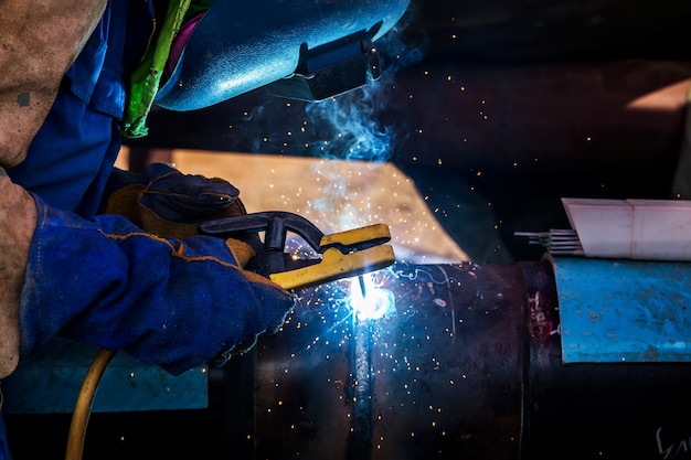 Trabajador industrial en la fábrica de soldadura closeup