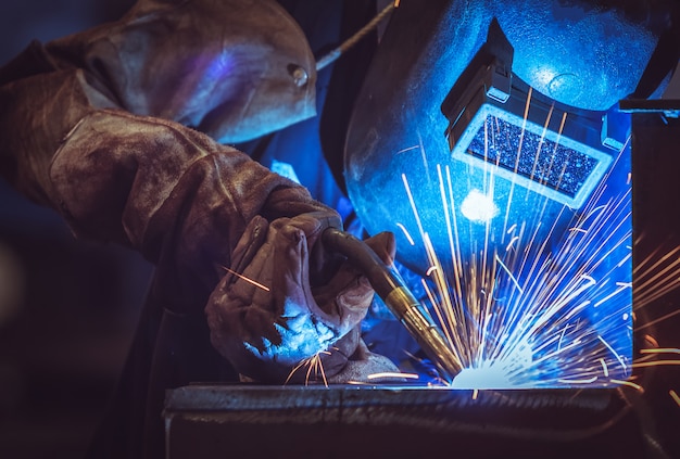 Foto trabajador industrial en la fábrica de soldadura de estructura de acero