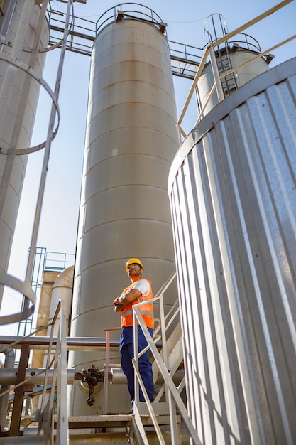 Trabajador industrial en su trabajo en la planta de construcción