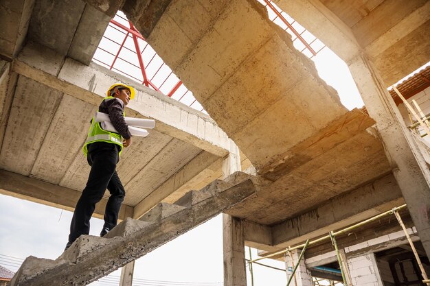 Foto trabajador de ingeniería profesional en el sitio de construcción de la casa