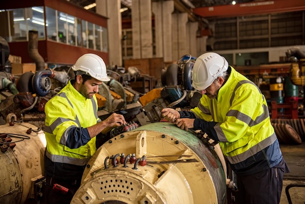 Foto trabajador ingeniero industrial en fábrica.