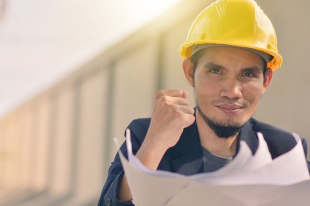 Trabajador, ingeniero, ingeniería, trabajo, con, blueprint, arquitectura, diseño