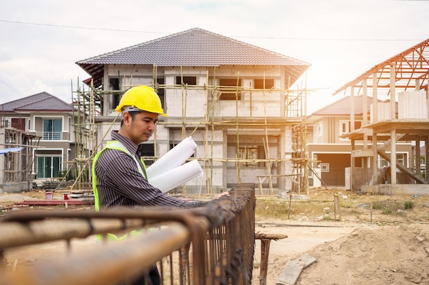 trabajador ingeniero profesional en el sitio de construcción de la casa