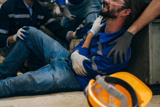 Foto trabajador ingeniero trabajador con accidente en la fábrica