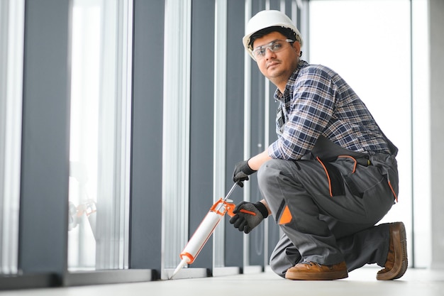 El trabajador instala un marco de ventana en la habitación