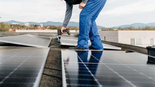 Trabajador instalando nuevos paneles solares en el techo de una casa familiar Energía alternativa Foto de portada