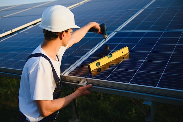 Trabajador instalando paneles solares al aire libre