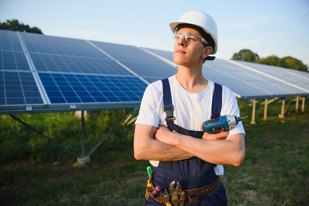 Trabajador instalando paneles solares al aire libre