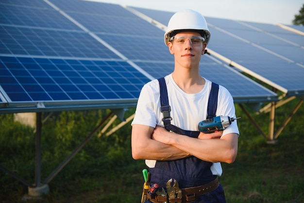 Trabajador instalando paneles solares al aire libre