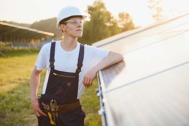 Trabajador instalando paneles solares al aire libre