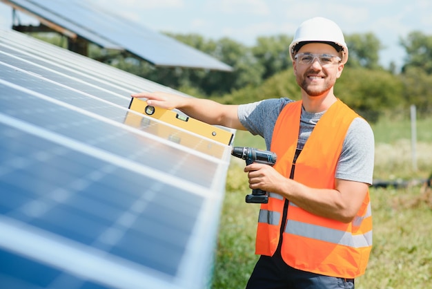 Trabajador instalando paneles solares al aire libre