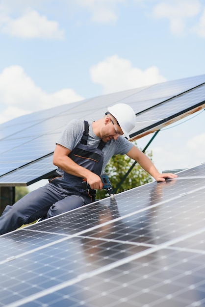 Trabajador instalando paneles solares al aire libre