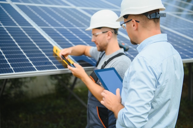 Trabajador instalando paneles solares al aire libre