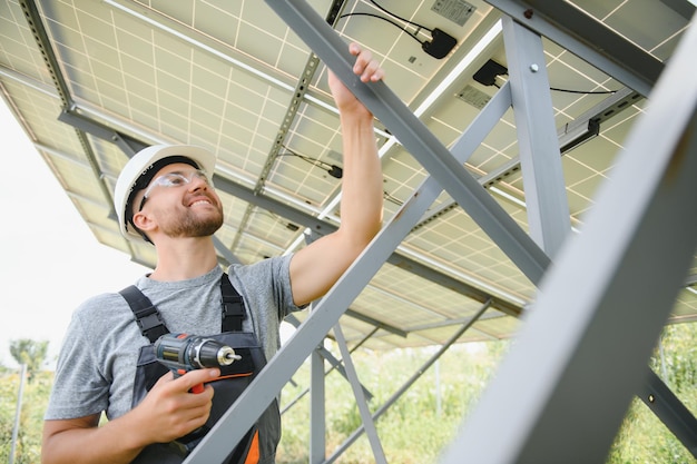 Trabajador instalando paneles solares al aire libre