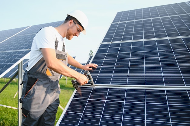 Trabajador instalando paneles solares al aire libre