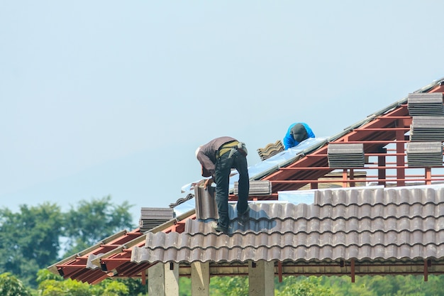 trabajador instalando tejas