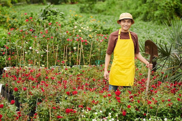 Trabajador de jardín sonriente