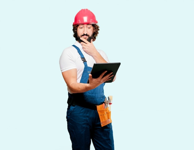 Trabajador joven con una tableta