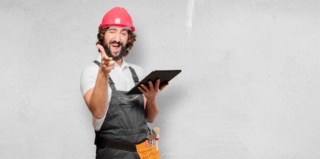 Trabajador joven con una tableta