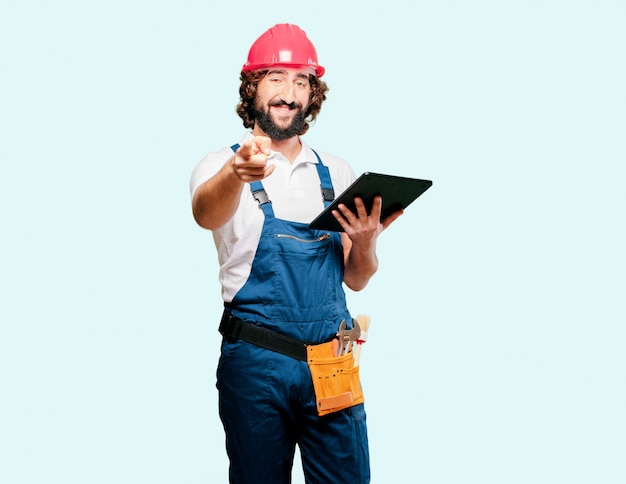 Trabajador joven con una tableta