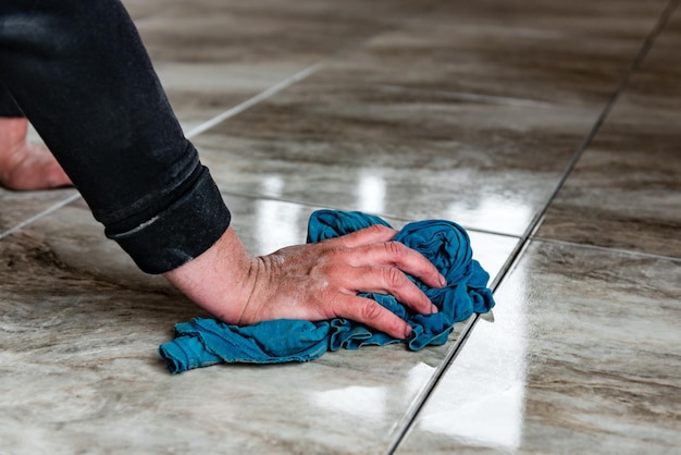 Trabajador lavando azulejos después de la unión.