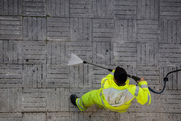 Trabajador limpiando la calle