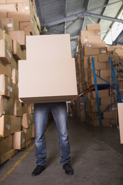 Trabajador, llevando, cajas, en, almacén